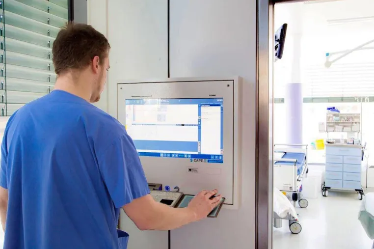 Bild: PREDEC® VIEW erleichtert Arbeit auf Intensivstation im Caritas-Krankenhaus St. Josef Regensburg