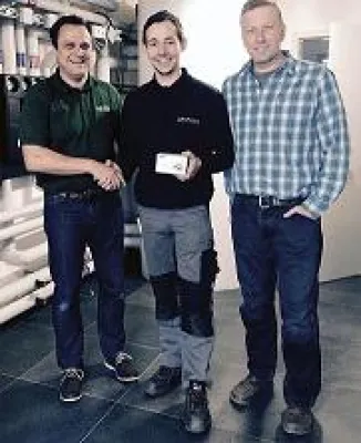 Bild: Walraven gratuliert Sieger des BIS UltraProtect® 1000-Gewinnspiels der ISH 2015