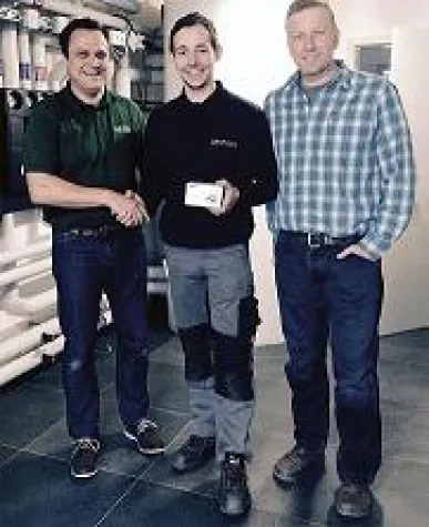 Bild: Walraven gratuliert Sieger des BIS UltraProtect® 1000-Gewinnspiels der ISH 2015