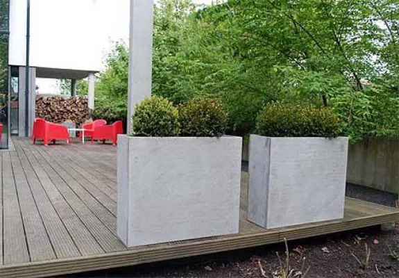 Bild: Klassische Formen, minimalistisches Design: Blumenkübel aus trendigem Faserbeton