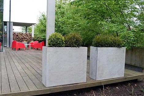 Bild: Klassische Formen, minimalistisches Design: Blumenkübel aus trendigem Faserbeton