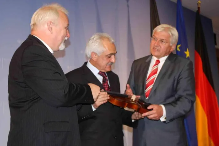 Bild: Bundesluftwaffe transportiert Musikinstrumente