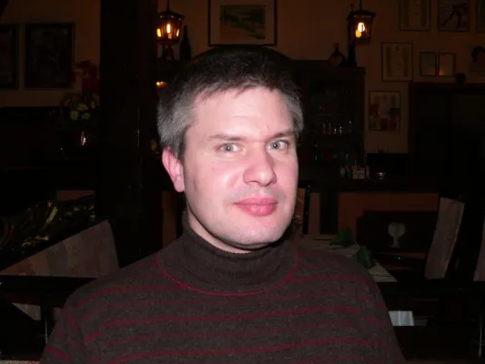 Bild: „Produktionsmanager (FH) für Kunststofftechnik“ Oliver Klein hat sein Weiterbildungsstudium abgeschlossen