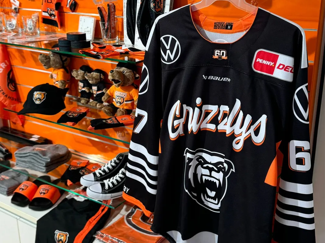 Das neue Grizzlys-Trikot & Merch-Artikel im Wolfsburg Store (© WMG Wolfsburg)
