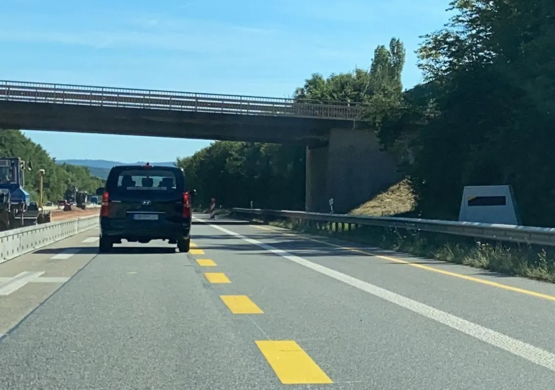 Geschwindigkeitsmessung mittels Enforcement Trailer der Firma Vitronic