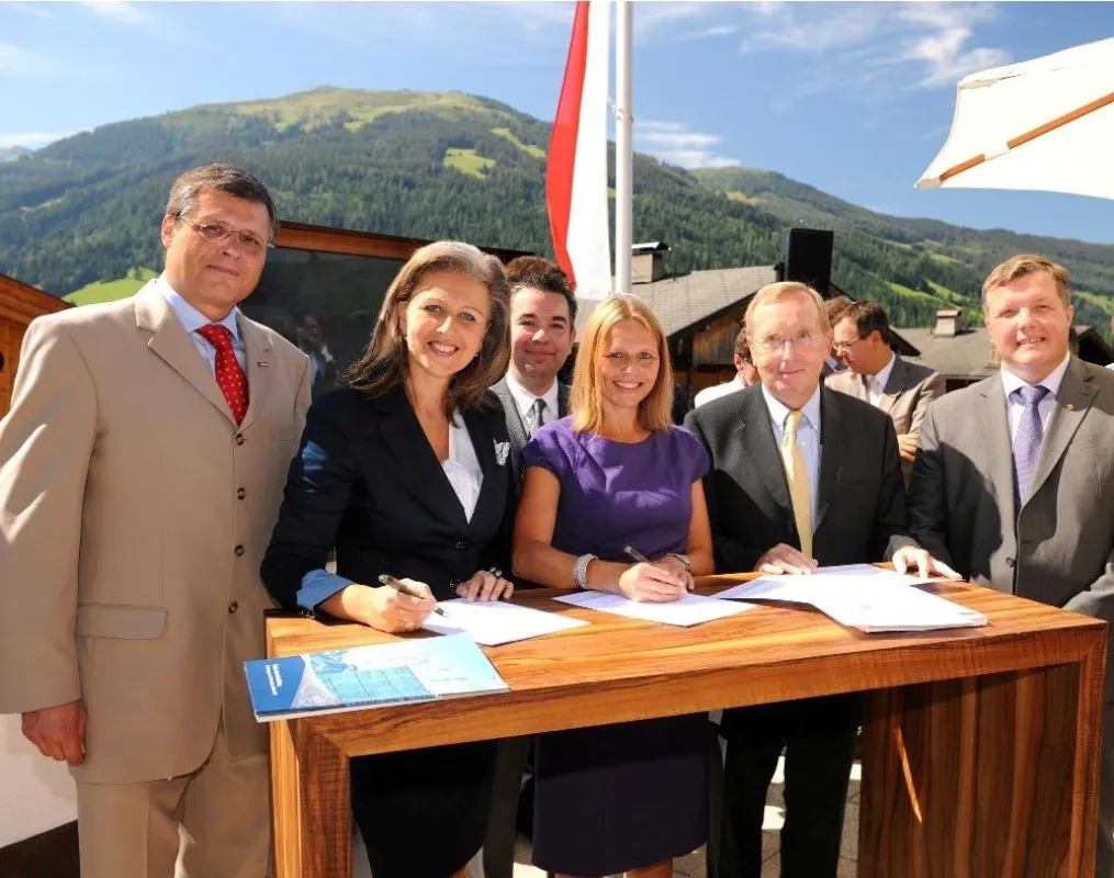 Alpbach-Unterschrift: Lukas Huber, LRin Patrizia Zoller-Frischauf, Bernhard Hofer, BMin Beatrix Karl, Knut Bartl, LR Bernhard Tilg
