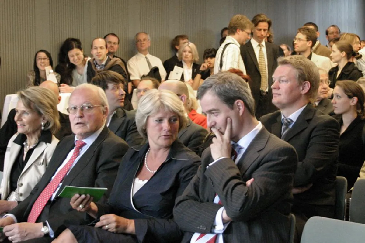Die Vernissage von „Prototypen“: (v. l. n. r.) Alexandra Freifrau von Berlichingen, Roman Herzog, Prof. Monika Grütters (MdB), 2. Reihe rechts: Frank Hüttemann (psv marketing)