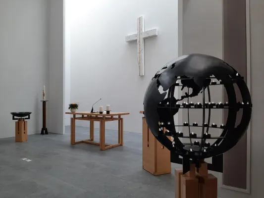 Die Welt leuchtet in der Genezareth-Kirche in Aachen Bild: Die Welt leuchtet in der Genezareth-Kirche in Aachen