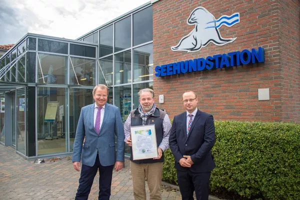 Bild: Grüner Strom für kleine Heuler: Seehundstation Norddeich und Stadtwerke Norden spüren Stromfresser auf