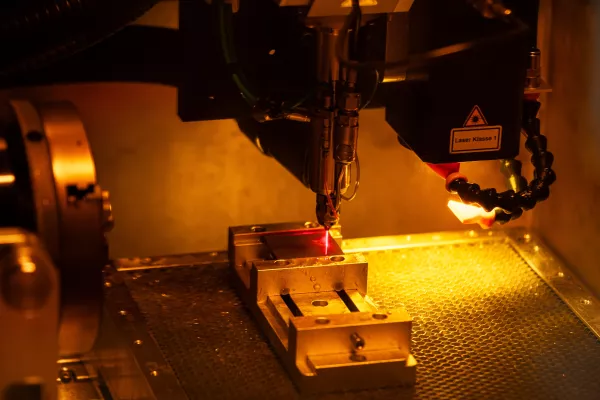 Bild: Cool Cut: Laser und Wasser für präzise Keramikbearbeitung