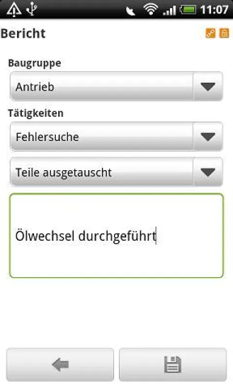 Der Techniker dokumentiert seine Tätigkeit auf dem Tablet oder Smartphone