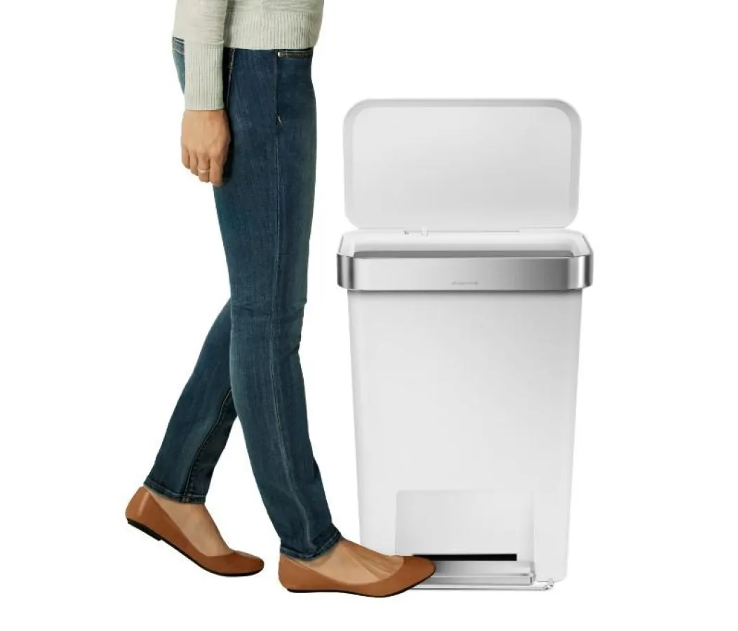Mit den weißen Treteimern von simplehuman sauber und elegant den Müll entsorgen