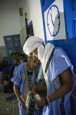 Bild: L’ACCORDEUR DE TEMPS ... UND DIE UHR STAHL DEN SAND IN DER WÜSTE