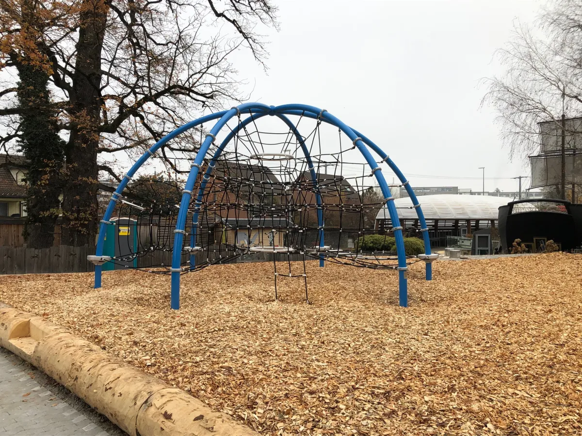 Der Dome 4, ein Raumnetz in form eines kuppel-förmigen Kletternetz-Spielplatzgerätes  (© GTSM Magglingen AG - Spielplatzgeräte Parkmobiliar)