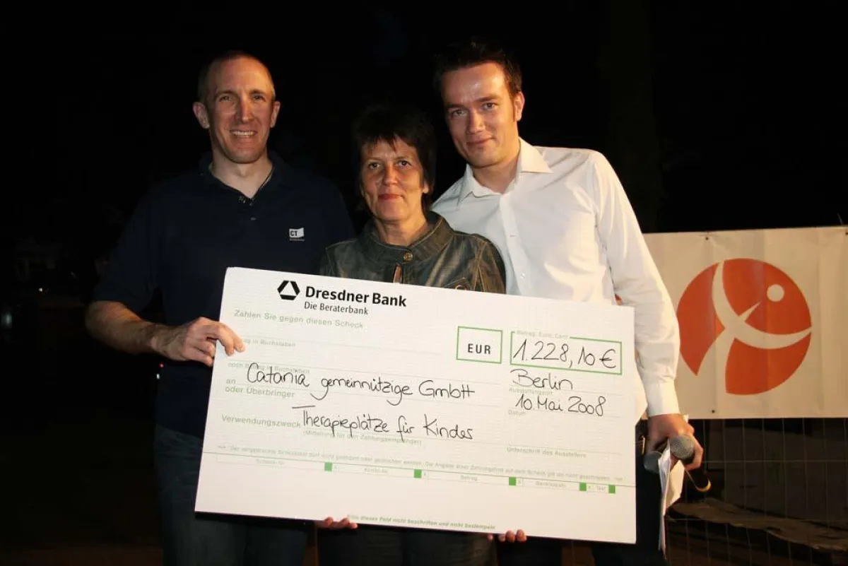 Scheckübergabe Benefizlauf Berlin, Dr. Christian Engel, Marketingleiter CT Arzneimittel (links), und Nora Balke, Catania gGmbH (Mitte)