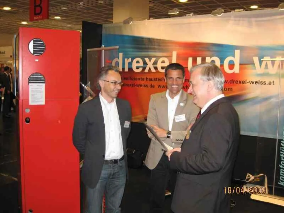 Die Drexel und Weiss-Geschäftsführer Christof Drexel und Reinhard Weiss, Prof. Dr. Wolfgang Feist. (Copyright: Drexel und Weiss)