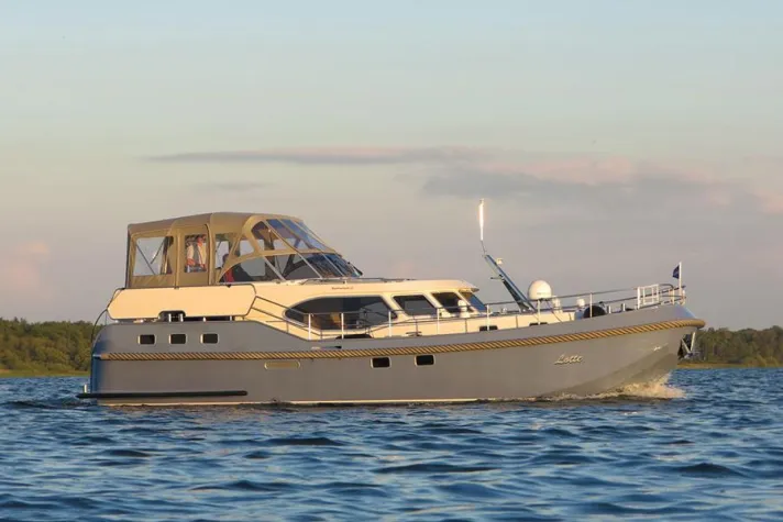 Bild: Moderne Hausboote der Eigenmarke jetzt auch an der Peene und der Ostsee