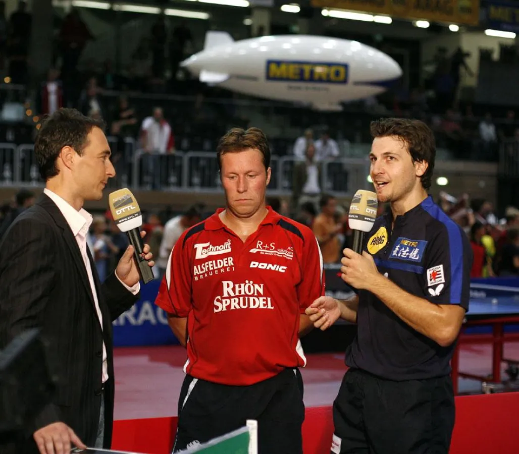 Timo Boll und Jan-Ove Waldner mit Moderator Christian Baier auf www.DTTL.tv.jpg