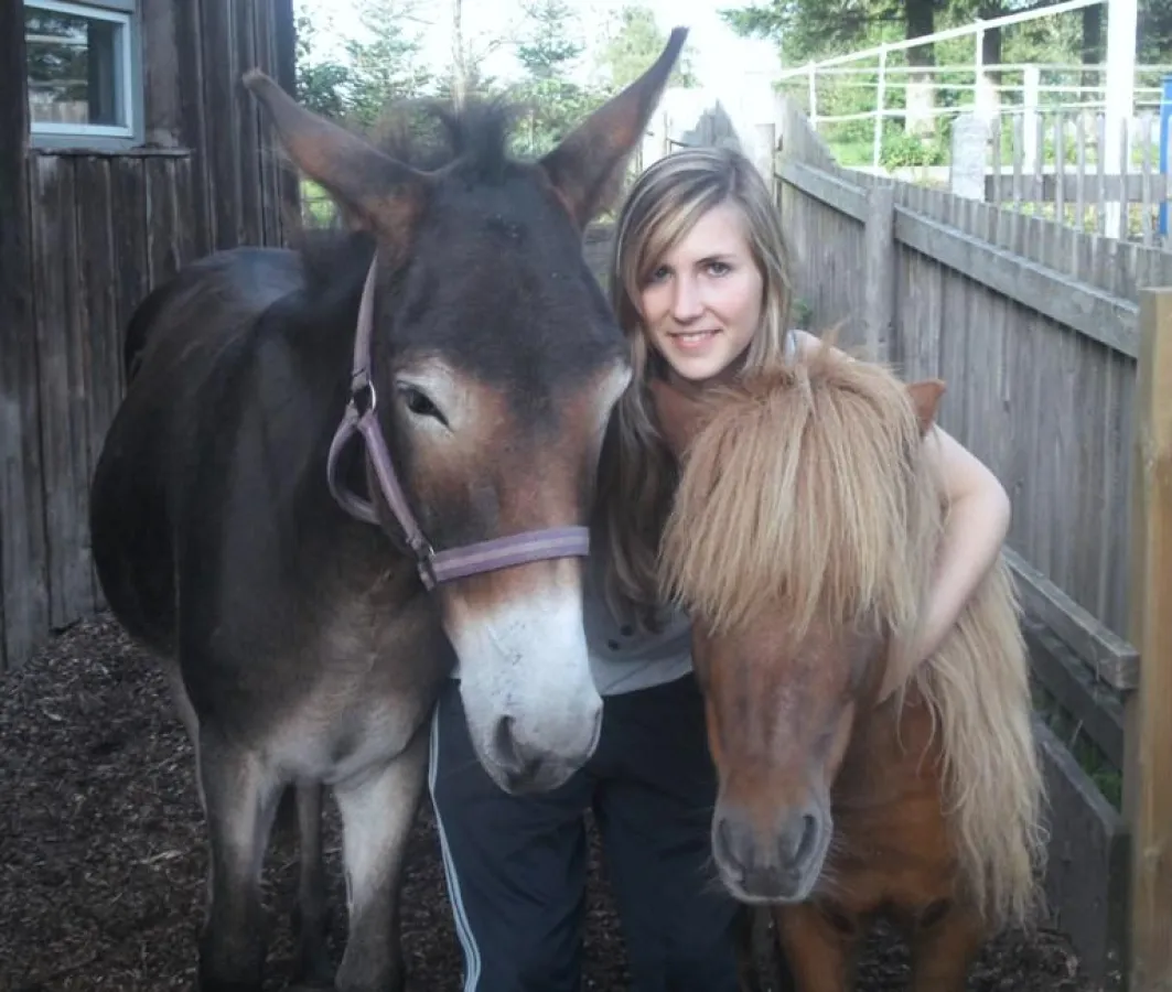 Urlaub wie ihn Kinder mögen: Desiree Haug vom Pferdehof Dorfschänke mit Maultier Moritz und Pony Buwi.