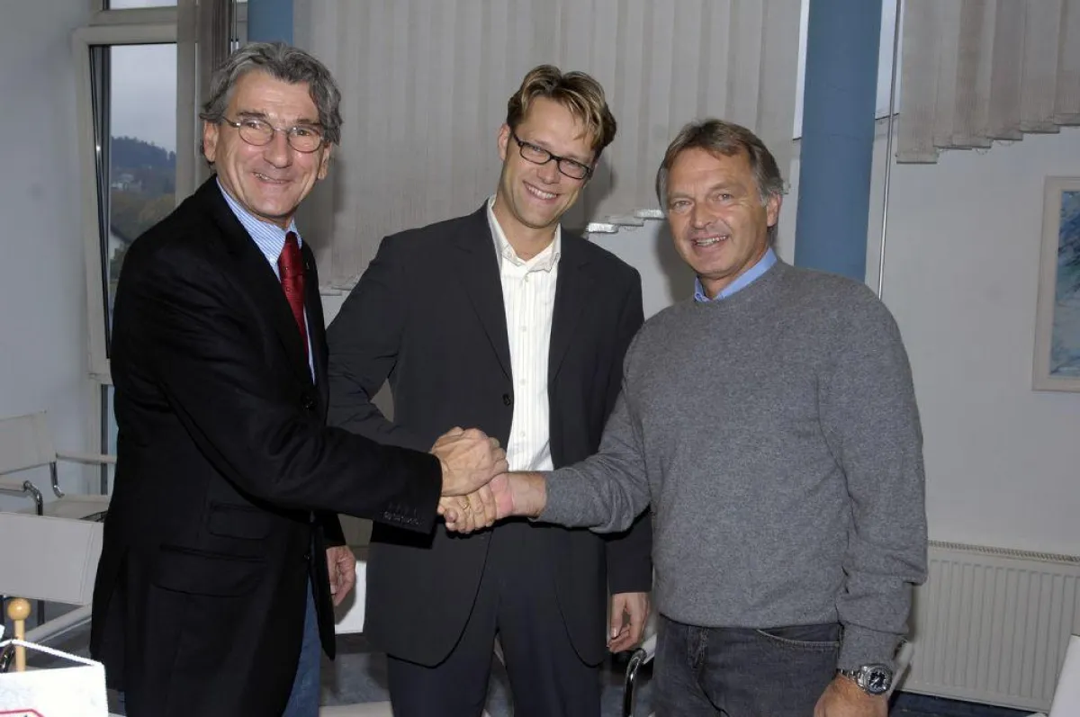 Besiegeln die Fortsetzung der Zusammenarbeit (v.l.): ÖSV-Generalsekretär Dr. Klaus Leistner, Roland Jentschura und ÖSV-Alpindirektor Hans Pum.