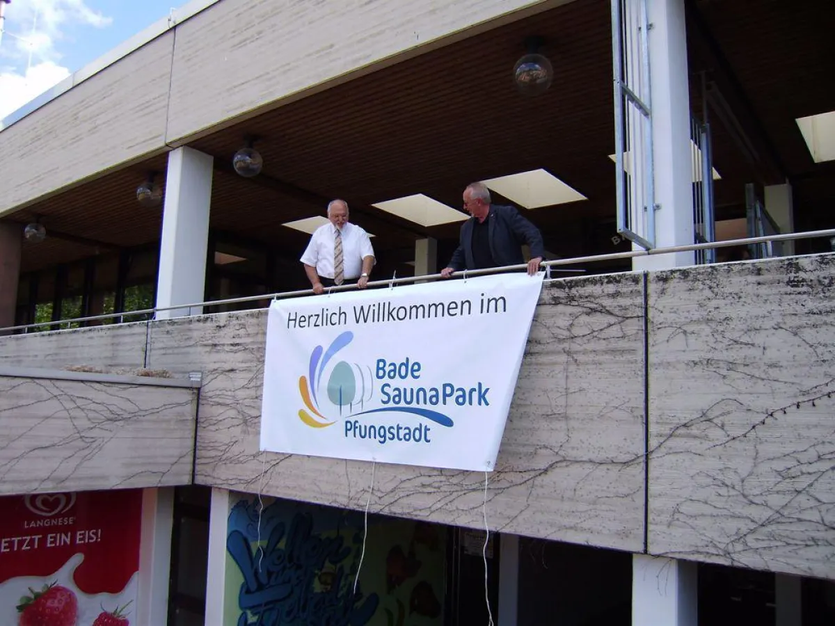 Bürgermeister Horst Baier und Erster Stadtrat Rolf Hillemann stellen Bade SaunaPark Pfungstadt vor