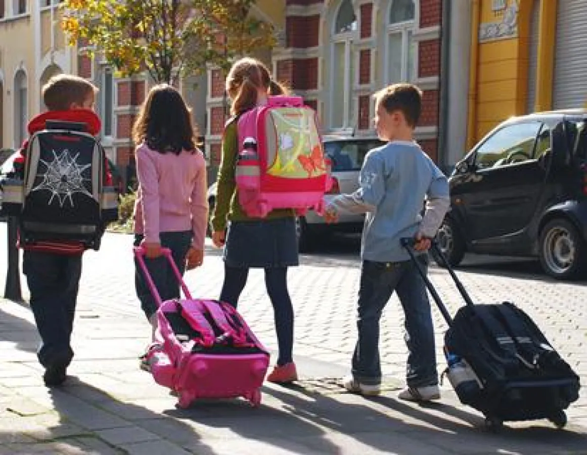 www.rolerpack.de - Eine neue Kombination aus klassischem Schulranzen und Trolley schafft Erleichterung für schwer beladene Kinderrücken: Rolerpack zählt zu den Leichtgewichten seiner Klasse und bietet