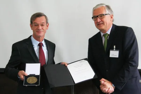 Ehrung für besondere Verdienste auf dem Gebiet der Knochen-marktransplantation Bild: Ehrung für besondere Verdienste auf dem Gebiet der Knochen-marktransplantation