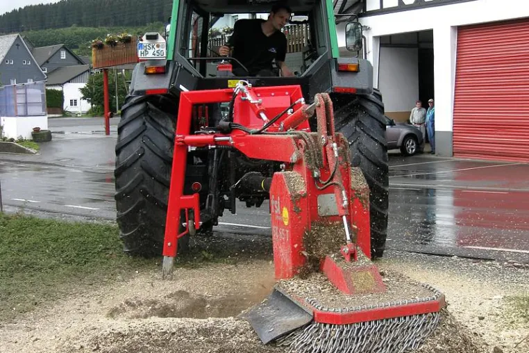 Bild: Professionelle Traktor-Wurzelstockfräse mit Joystick und hydraulischem Vorschub
