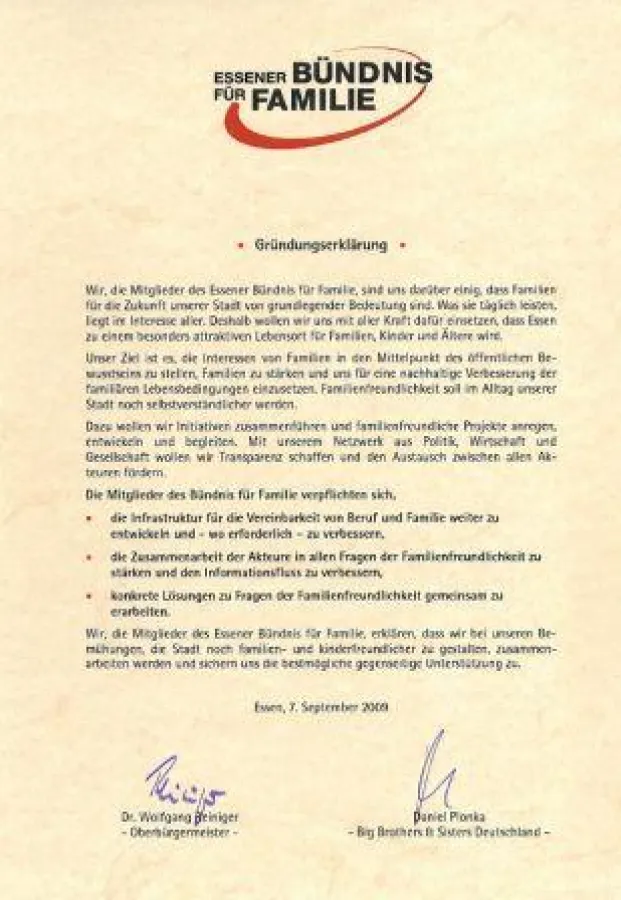 Gründungserklärung 'Essener Bündnis für Familie' unterschrieben von Dr. Wolfgang Reiniger, Oberbürgermeister der Stadt Essen und Daniel Plonka, Regionalleiter Ruhrgebiet Big Brothers Big Sisters Deuts