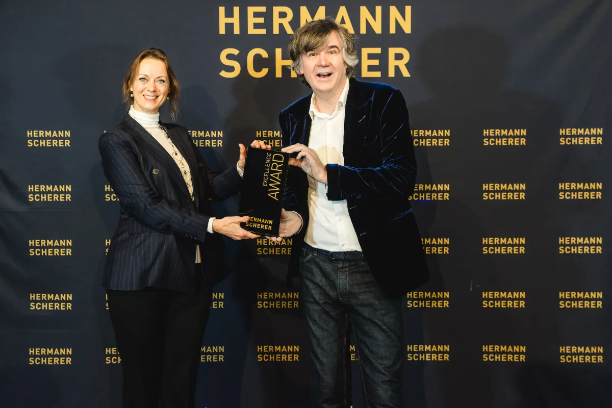 Katharina Adari-von Kleist nimmt Excellence Award von Hermann Scherer entgegen (© Dominik Pfau)