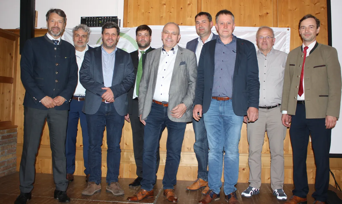 Neuer LKP Vorstand mit LfL-Präsident Stephan Sedlmayer und Johannes Anglsperger (StMELF) (© LKP, Sonja Bachem)