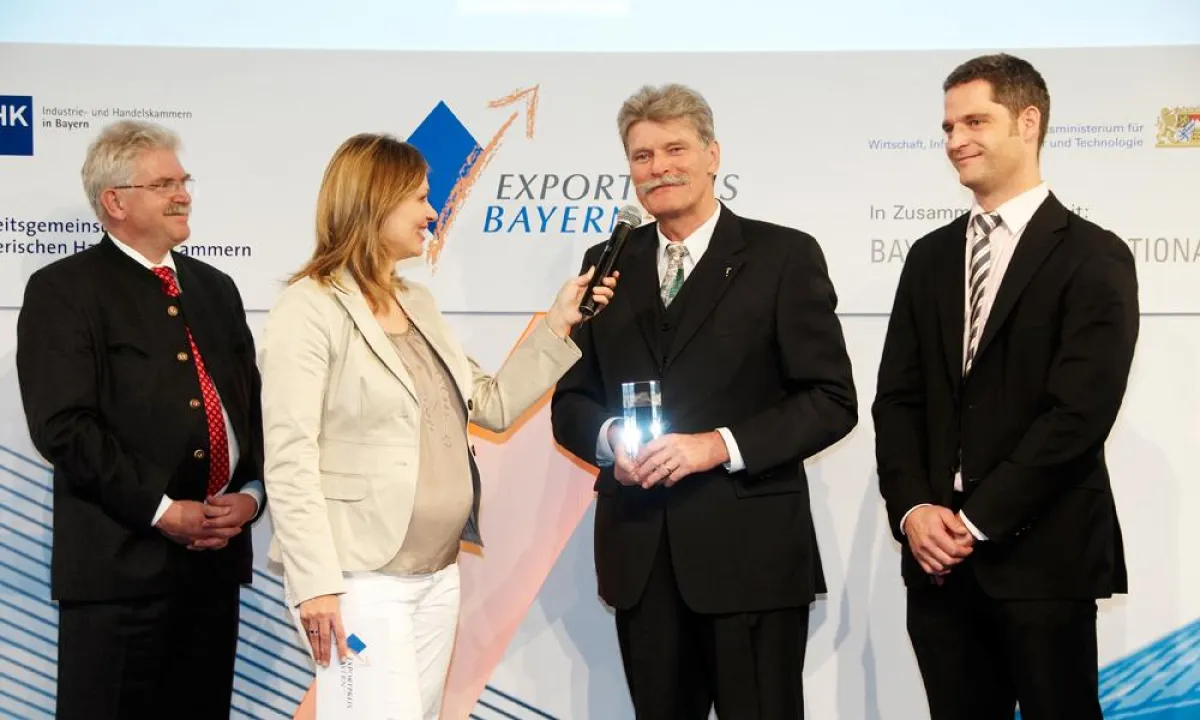 Susanne Franke (Bayerischer Rundfunk), Martin Zeil (Bayerischer Staatsminister und stellv. Ministerpräsident), Franz und Markus Huber. Foto: Bayern International / Studio Vohler