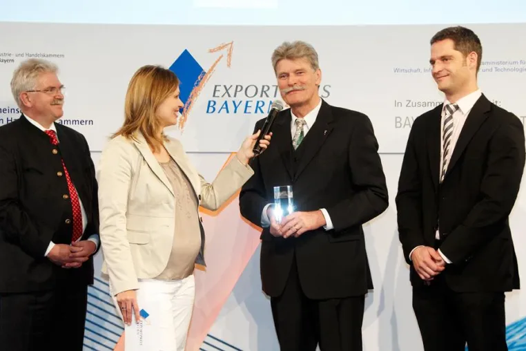 Bild: "Wegweisend" im Export: Kartographie Huber gewinnt Exportpreis Bayern