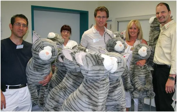 Bild: Riesen Kuschelkatzen trösten kranke Kinder