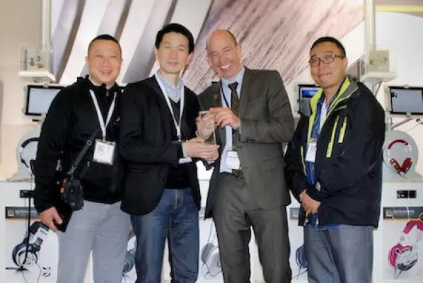 Bild: Ultrasone verleiht ‚Distributor Of The Year’-Award an ECT Eichi Technology für Vertrieb in China und Hongkong