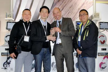Bild: Ultrasone verleiht ‚Distributor Of The Year’-Award an ECT Eichi Technology für Vertrieb in China und Hongkong