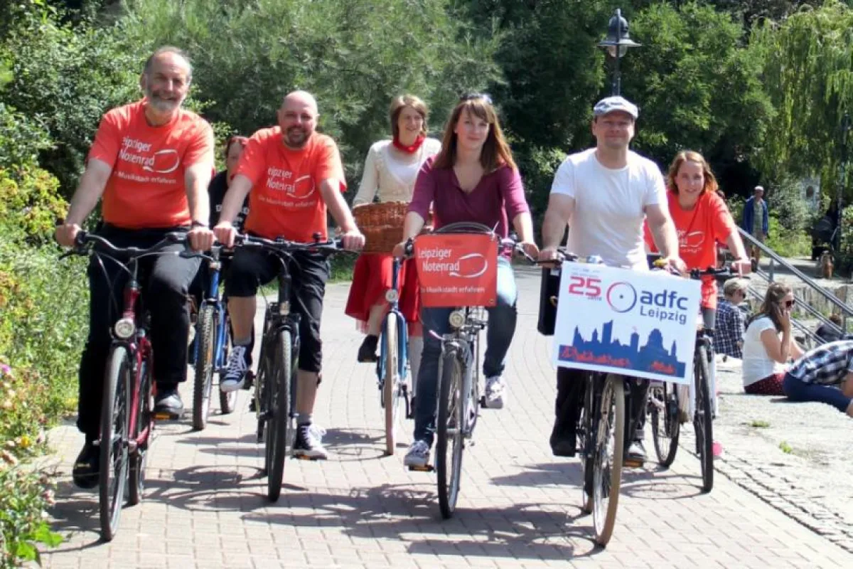 Mit dem Rad unterwegs am Karl-Heine-Kanal an der Philippuskirche; Foto: Elke Leinhoß