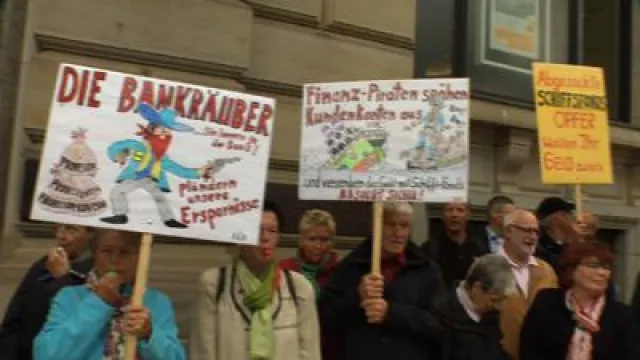 Bild: Banken- und Anlegerskandal - Protestaktion vor dem Bankhaus Warburg und der Commerzbank