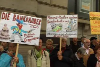 Bild: Banken- und Anlegerskandal - Protestaktion vor dem Bankhaus Warburg und der Commerzbank