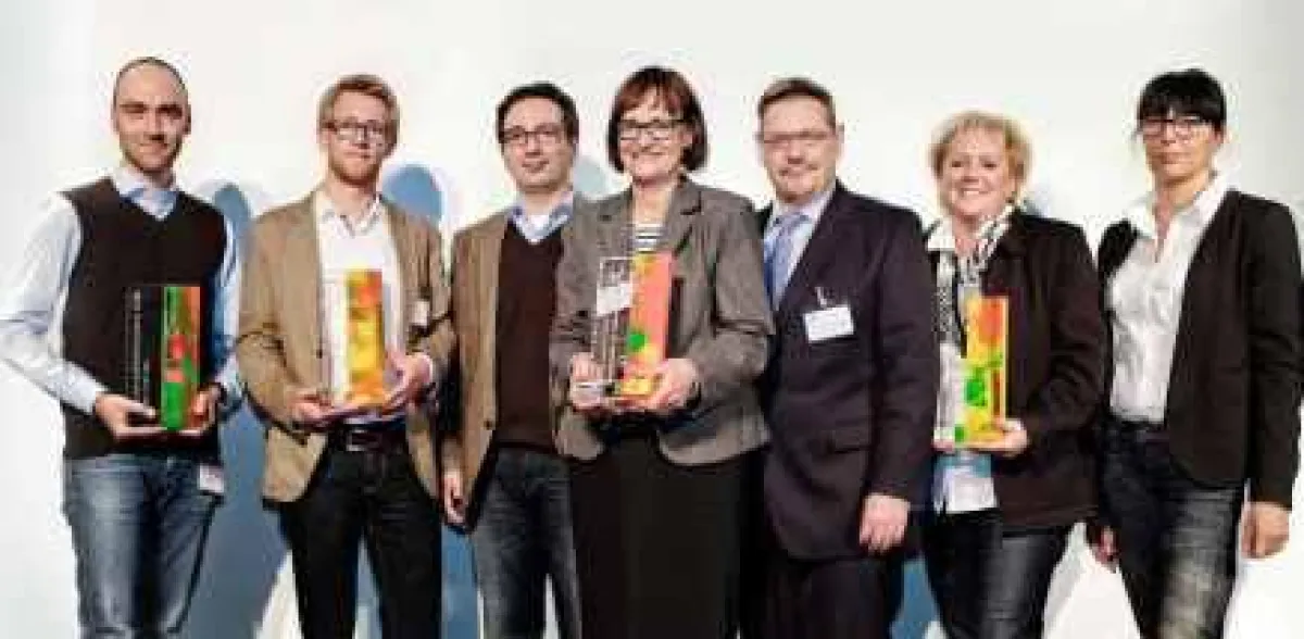 Die Vertreter der Welke Consulting Gruppe (2. und 3. v. l.) freuen sich über den Gewinn des Südwestf