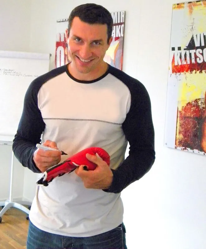Wladimir Klitschko bei der Unterschrift