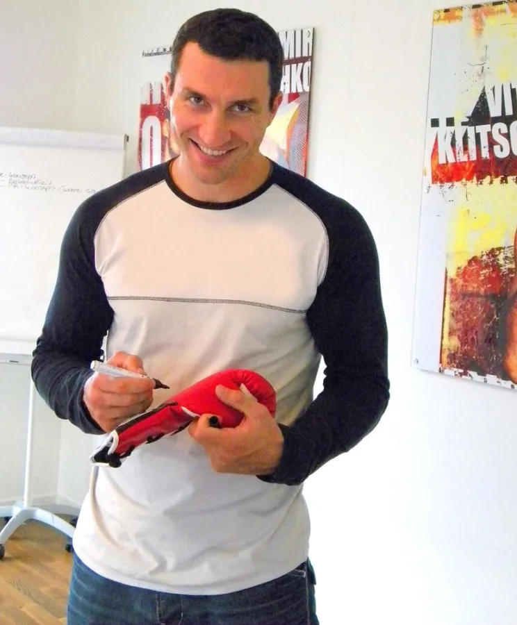 Wladimir Klitschko bei der Unterschrift