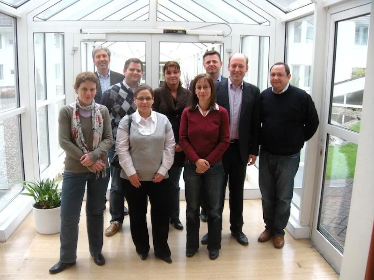 qualitycube-Geschäftsführer Rolf Lohrmann (2.v.r.) gratuliert den geprüften Qualitätsbeauftragten.