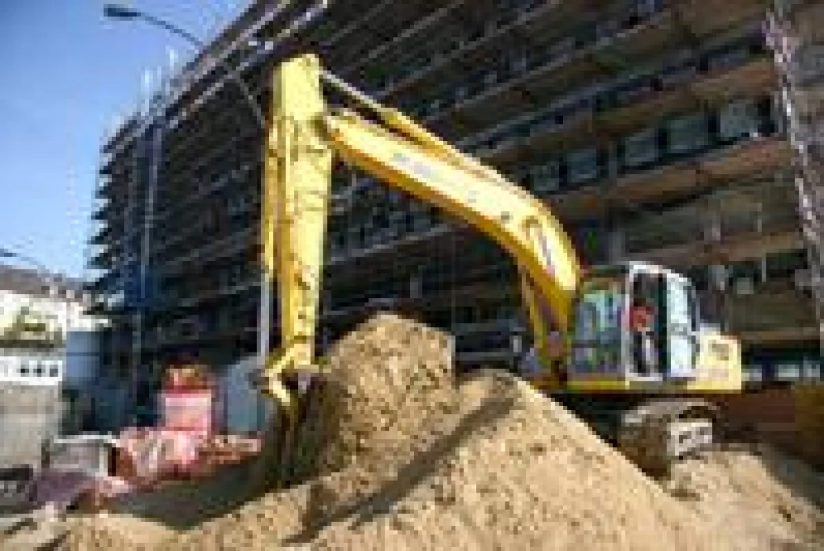 Sorgte für Nachschub: Der New Holland E 215 B aus dem HKL MIETPARK beförderte über 5.000 m³ Füllmaterial in den Schacht.