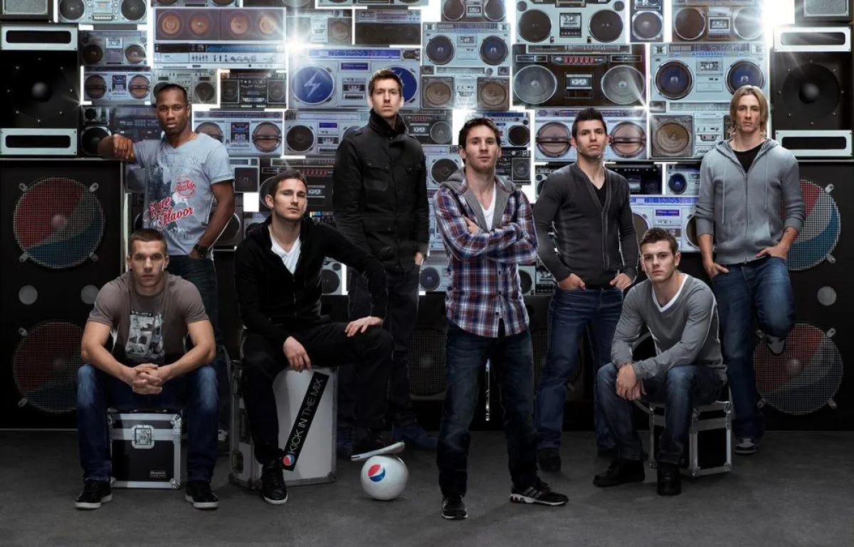 Lionel Messi (m.) und Lukas Podolski (l.) stehen für Pepsi vor der Kamera.