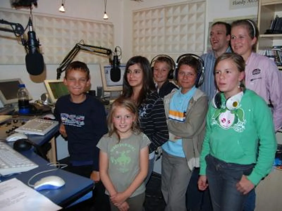 Die Kids aus dem Ferienprogramm während ihrer Live-Sendung mit Jürgen Rösch (hinten) von ?RauteMusik? im Studio in der Augsburger Altstadt.