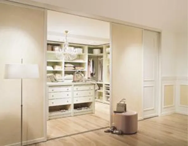 Bild: Der Kleiderschrank zum Träumen