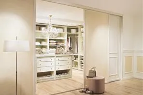 Bild: Der Kleiderschrank zum Träumen