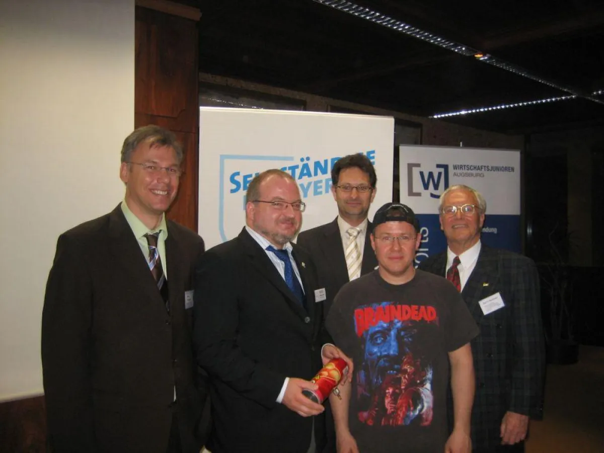 Die vier Netzwerk-Vorsitzenden ), Eiko Trausch (Medienforum), Andreas Thiel (Augsburg AG), Dr. Stefan Gehrsitz (Wirtschaftsjunioren), Referent Tobias Schrödes als Hacker und Rolf D. Neuburger (BDS Aug