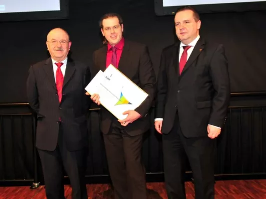 Bild: Ministerpräsident Mappus zeichnet Mario Neumann mit dem Weiterbildungs-Innovationspreis 2011 aus